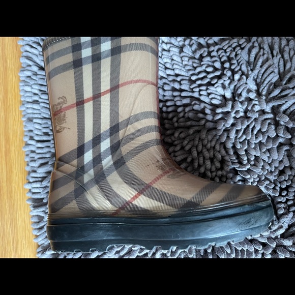 Burberry kids rain boots size 6/7 - Picture 7 of 12